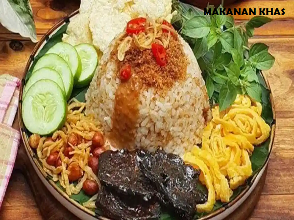 Nasi Ulam Sunda: Nasi Rempah Daun Kemangi dan Serundeng